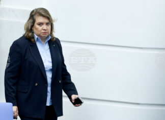 Борислав Гуцанов трябва да се консултира с ръководството на БСП, ако му предложат да остане в служебния кабинет, каза Наталия Киселова Борислав Гуцанов трябва да се консултира с ръководството на БСП, ако му предложат да остане в служебния кабинет, каза Наталия Киселова