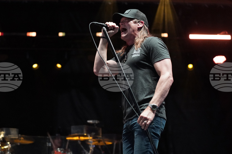 Брад Арнолд, вокалист на американската група "3 Дорс Даун", почина от рак на 47-годишна възраст