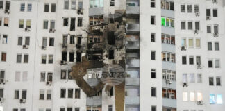 Жилищна сграда в Киев, повредена след руски удар, 9 януари 2026 г. Снимка: АП/