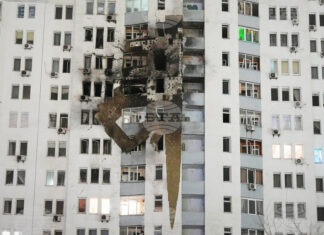 Жилищна сграда в Киев, повредена след руски удар, 9 януари 2026 г. Снимка: АП/