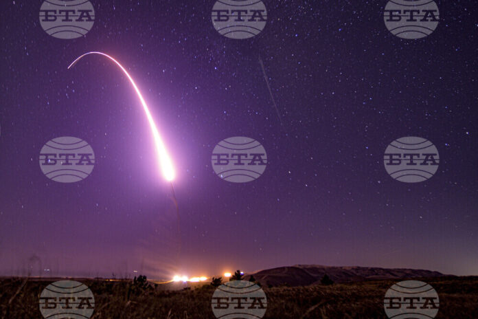 Тестово изстрелване на американска междуконтинентална балистична ракета "Минитмън 3" от полигон в щата Калифорния.