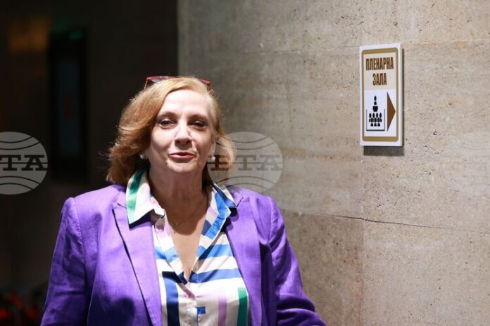 Държавата не може да функционира без бюджет - удължен или нов, каза Искра Михайлова от „ДПС - Ново начало"