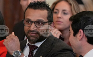 Директорът на ФБР Каш Пател защити олимпийското празненство с бира по време на пътуването си в Италия Директорът на ФБР Каш Пател защити олимпийското празненство с бира по време на пътуването си в Италия