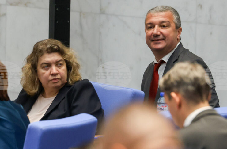 Драгомир Стойнев е освободен като председател на ПГ "БСП-Обединена левица", сменя го Наталия Киселова