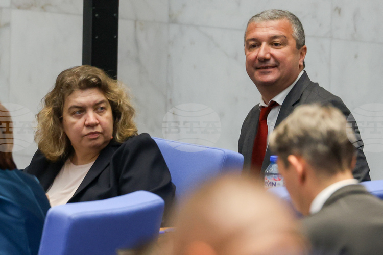 Драгомир Стойнев е освободен като председател на ПГ "БСП-Обединена левица", сменя го Наталия Киселова