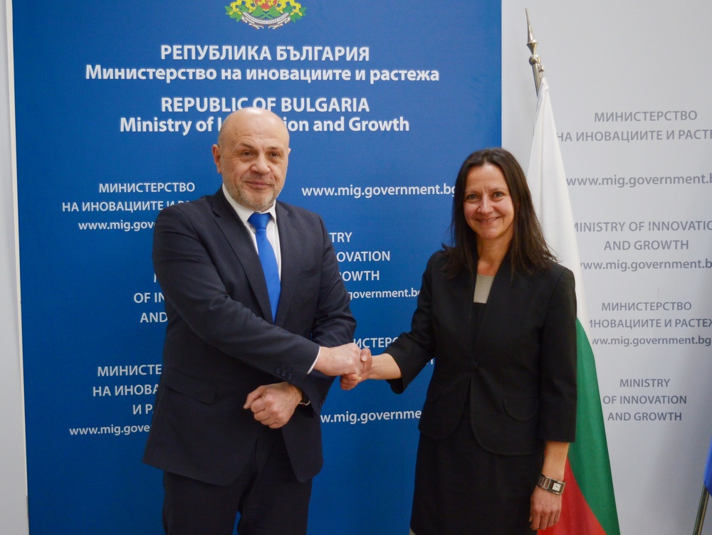 Ирена Младенова приема поста министър на иновациите и растежа от Томислав Дончев.