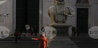 Една от бивните на статуя на Бернини в Рим е счупена по неизвестни засега причини