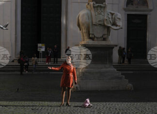 Една от бивните на статуя на Бернини в Рим е счупена по неизвестни засега причини