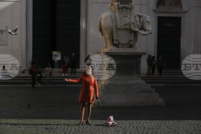 Една от бивните на статуя на Бернини в Рим е счупена по неизвестни засега причини