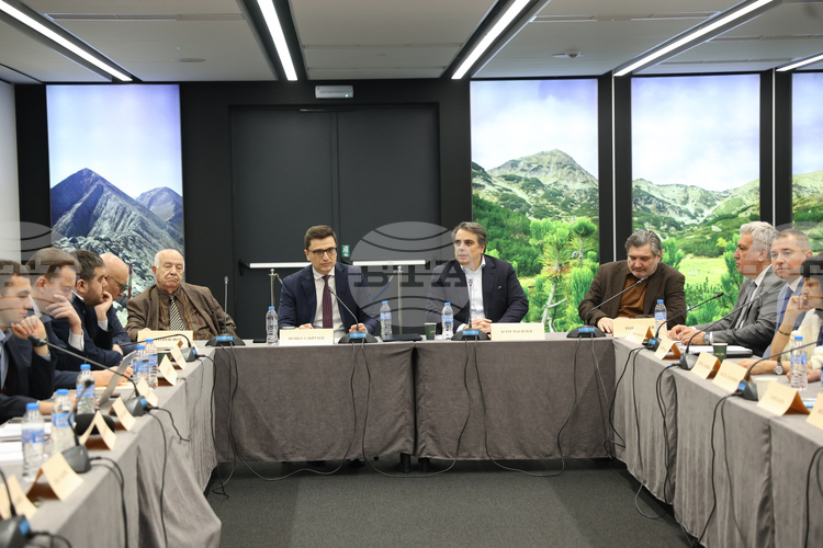 Експерти обсъждат доходите в България на дискусия по инициатива на „Продължаваме промяната“