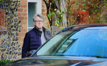 Европейската служба за борба с измамите проучва Питър Манделсън; британското правителство се съгласи да публикува документи, свързани с него Европейската служба за борба с измамите проучва Питър Манделсън; британското правителство се съгласи да публикува документи, свързани с него