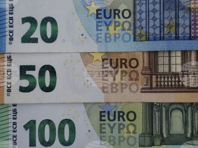 Еврото леко поевтинява спрямо долара в междубанковата търговия във Франкфурт