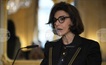 Франция върна на Кот д'Ивоар свещен барабан, откраднат през колониалната епоха Франция върна на Кот д'Ивоар свещен барабан, откраднат през колониалната епоха