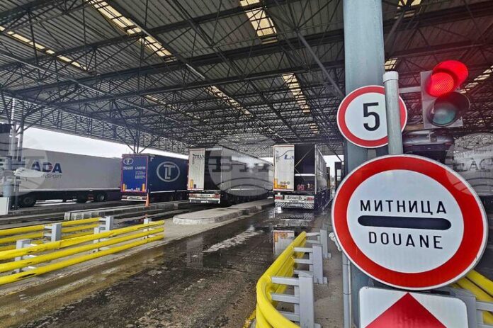 Интензивен е трафикът на граничен пункт „Капитан Андреево“ на изход за товарни автомобили, съобщава „Гранична полиция"