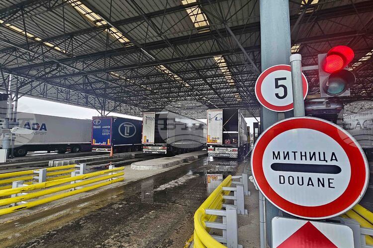 Интензивен е трафикът на граничен пункт „Капитан Андреево“ на изход за товарни автомобили, съобщава „Гранична полиция"