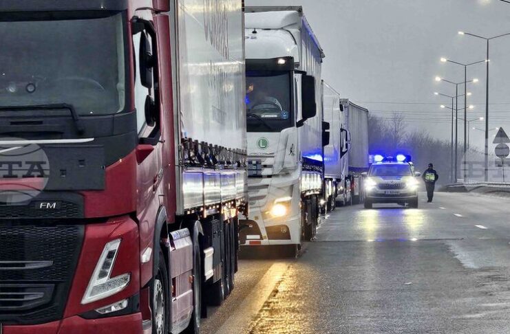 Интензивен е трафикът на граничните пунктове „Капитан Андреево“ и „Лесово“ на изход за товарни автомобили