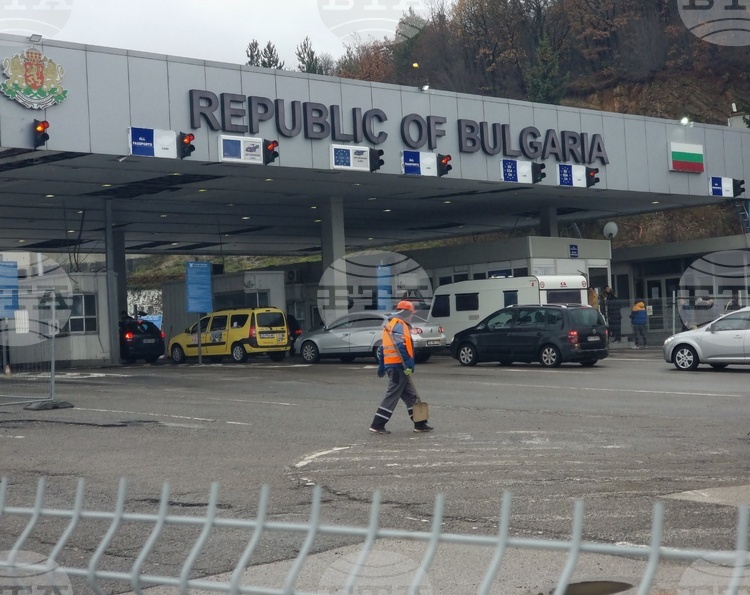 Интензивно е движението за товарни автомобили на изход на граничните пунктове "Капитан Андреево", "Лесово" и ''Калотина''