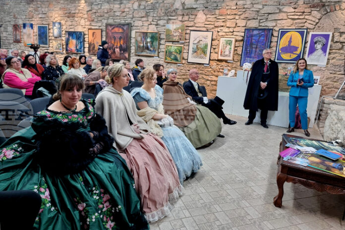 Италиански традиции чрез символиката и историята на Венецианския карнавал показват Италиански традиции чрез символиката и историята на Венецианския карнавал показват в „Двореца" в Балчик