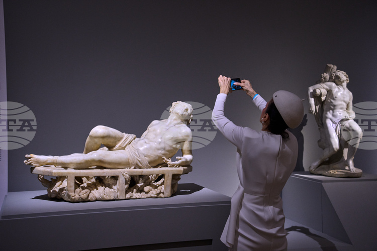 След като поема поста на папа Урбан поръчва множество произведения