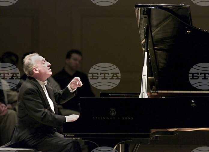 Комплект от 62 диска събира всички записи на пианиста Маурицио Комплект от 62 диска събира всички записи на пианиста Маурицио Полини и дава пълен поглед върху кариерата му