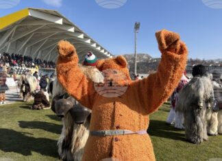 Кукери от цялата страна участват в празник за Сирни заговезни в град Костенец