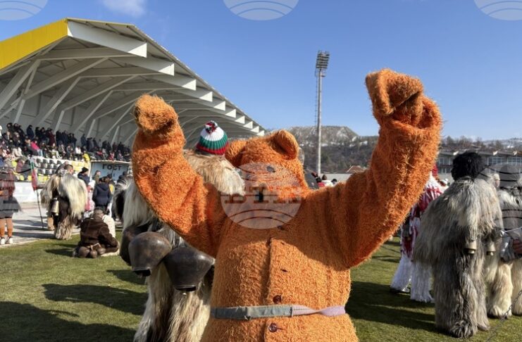 Кукери от цялата страна участват в празник за Сирни заговезни в град Костенец