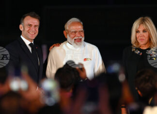 Макрон и съпругата му посетиха индийски храм в края на визитата си в Индия Макрон и съпругата му посетиха индийски храм в края на визитата си в Индия