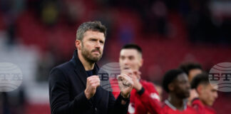 Мениджърът на Манчестър Юнайтед Майкъл Карик се надява да помогне за подстригването на известен фен на отбора