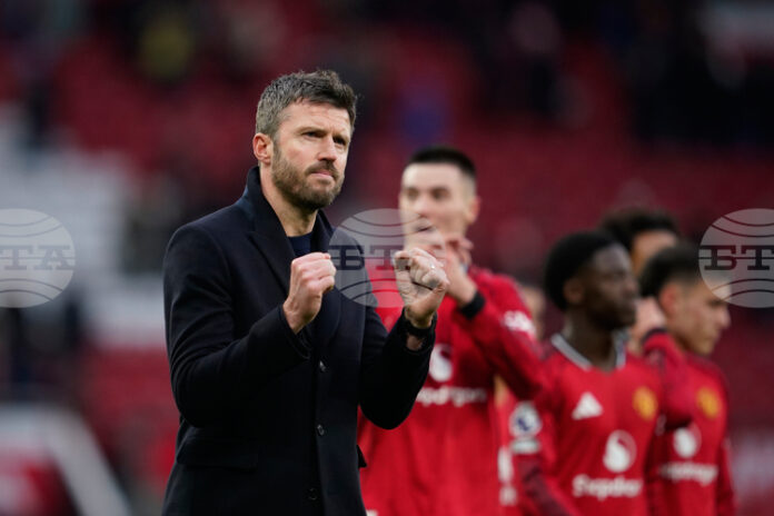 Мениджърът на Манчестър Юнайтед Майкъл Карик се надява да помогне за подстригването на известен фен на отбора