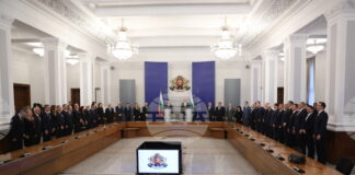 Служебното правителство с премиер Андрей Гюров при встъпването си в длъжност