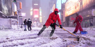 Милиони хора в североизточната част на САЩ бяха блокирани по домовете си заради обилни снеговалежи