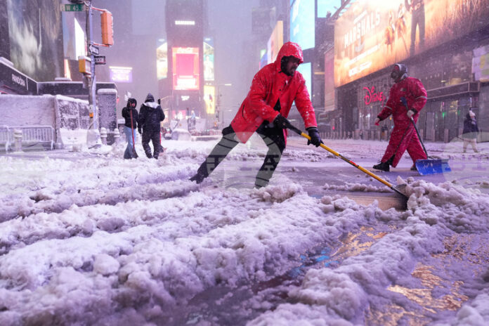 Милиони хора в североизточната част на САЩ бяха блокирани по домовете си заради обилни снеговалежи