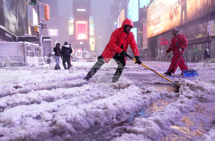 Милиони хора в североизточната част на САЩ бяха блокирани по домовете си заради обилни снеговалежи