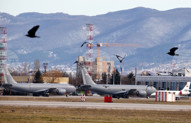 Министерството на отбраната ни информира, че предстои обучение, каза президентът Йотова за американските военни самолети на летището в София