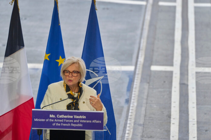 Министрите на отбраната на Индия и Франция засилиха сътрудничеството между Министрите на отбраната на Индия и Франция засилиха сътрудничеството между страните си