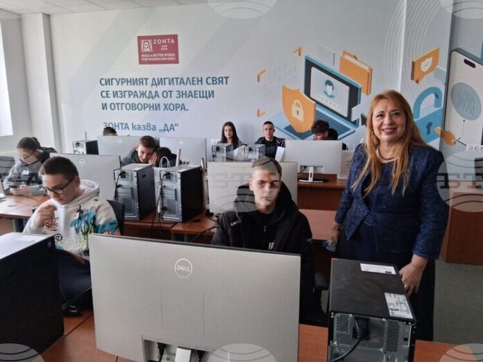 Началникът на Регионалното управление на образованието в София-град д-р Елеонора Лилова откри форума „Един ден университет по киберсигурност“