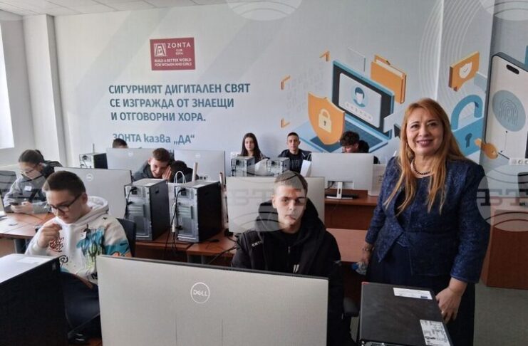 Началникът на Регионалното управление на образованието в София-град д-р Елеонора Лилова откри форума „Един ден университет по киберсигурност“