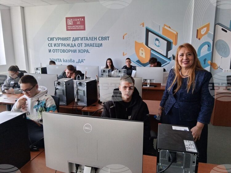 Началникът на Регионалното управление на образованието в София-град д-р Елеонора Лилова откри форума „Един ден университет по киберсигурност“