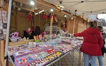 Над 20 майстори и търговци се включиха в базара за мартеници в Ловеч Над 20 майстори и търговци се включиха в базара за мартеници в Ловеч