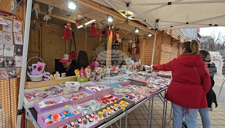 Над 20 майстори и търговци се включиха в базара за мартеници в Ловеч