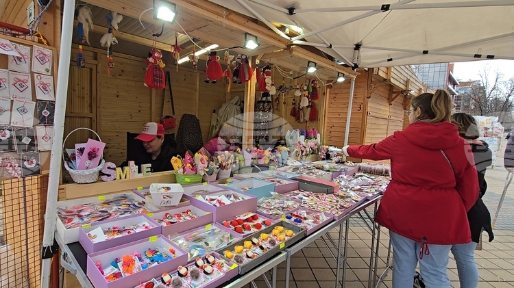 Над 20 майстори и търговци се включиха в базара за мартеници в Ловеч