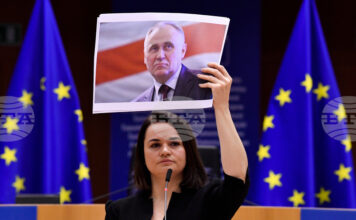 ОБНОВЕНА
Беларуската опозиционна лидерка Светлана Тихановска приветства освобождаването от затвора на Николай Статкевич ОБНОВЕНА
Беларуската опозиционна лидерка Светлана Тихановска приветства освобождаването от затвора на Николай Статкевич