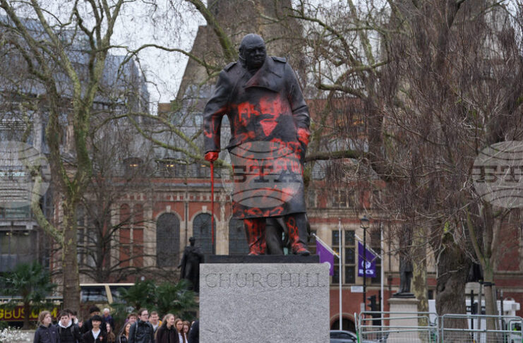 ОБНОВЕНА
                                                                                                Мъж беше арестуван във връзка с изрисуването с графити на статуя на Чърчил в Лондон