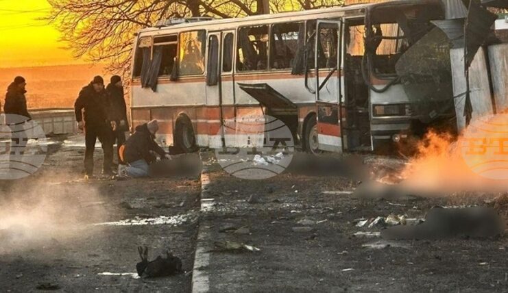 ОБНОВЕНА Петнадесет са вече убитите при руската атака с дрон срещу автобус с работници в Източна Украйна