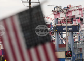 ОБЗОР
                                                                                                Световните лидери и бизнеси реагират предпазливо след решението на Върховния съд на САЩ за митата на Тръмп