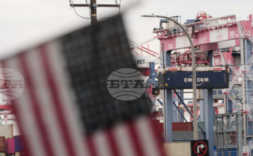 ОБЗОР
Световните лидери и бизнеси реагират предпазливо след решението на Върховния съд на САЩ за митата на Тръмп ОБЗОР
Световните лидери и бизнеси реагират предпазливо след решението на Върховния съд на САЩ за митата на Тръмп