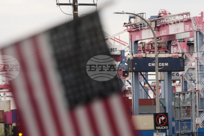 ОБЗОР Световните лидери и бизнеси реагират предпазливо след решението на ОБЗОР
Световните лидери и бизнеси реагират предпазливо след решението на Върховния съд на САЩ за митата на Тръмп