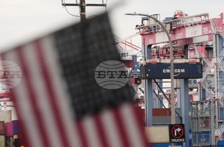 ОБЗОР
                                                                                                Световните лидери и бизнеси реагират предпазливо след решението на Върховния съд на САЩ за митата на Тръмп