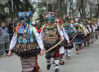 Оглушително кукерско сборище превзе Ямбол в първия ден от състезателните дефилета на „Кукерландия 2026”