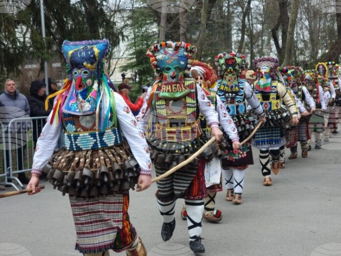 Оглушително кукерско сборище превзе Ямбол в първия ден от състезателните дефилета на „Кукерландия 2026”